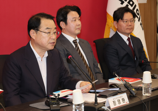 정영환(왼쪽) 국민의힘 제22대 총선 공천관리위원장이 30일 서울 여의도 중앙당사에서 열린 공관위 3차회의에서 발언하고 있다.<연합뉴스>